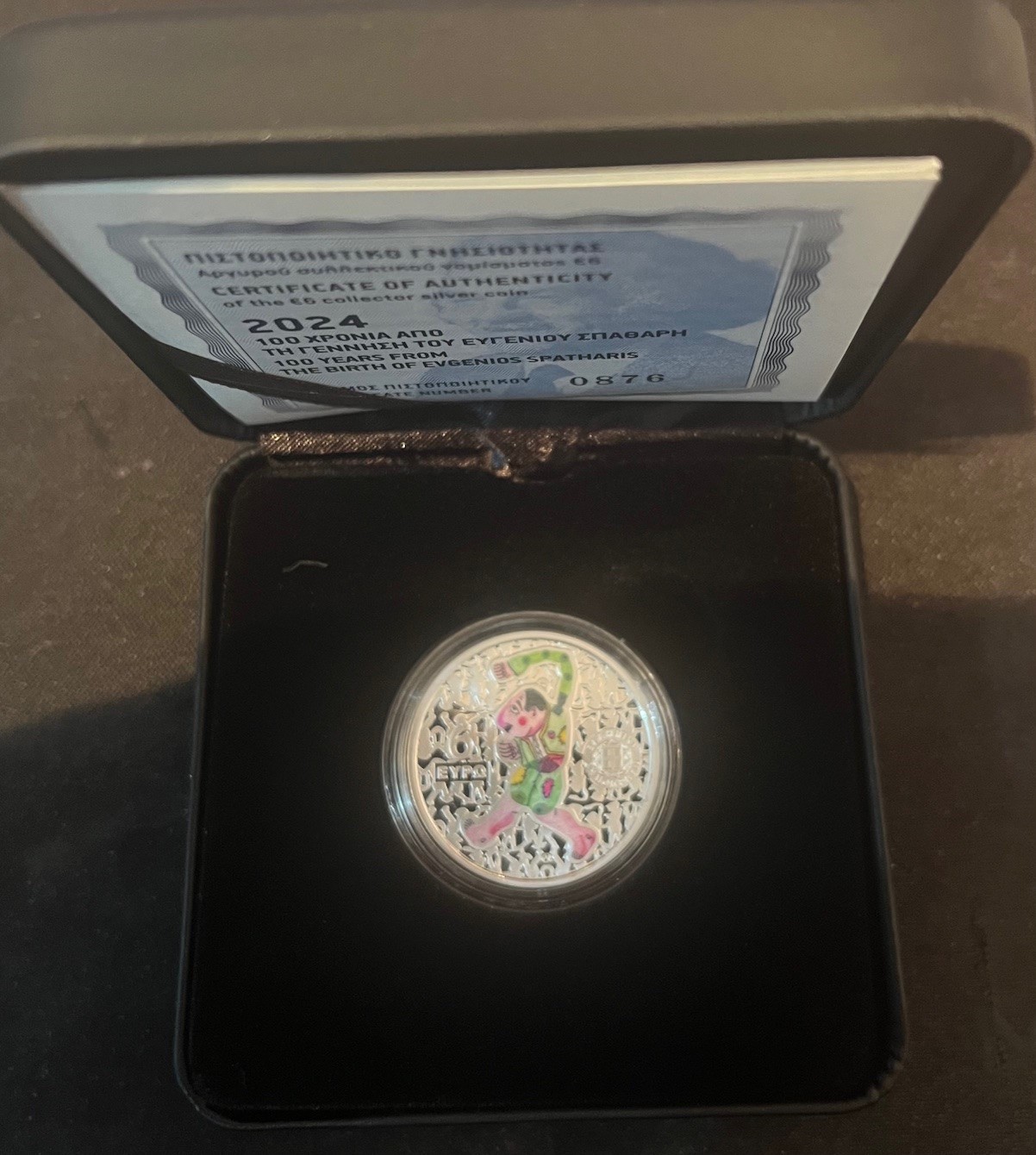 Griekenland 6 Euro 2024 Evgenios Spatharis Proof in kleur in cassette (afbeelding voor) Griekenland 6 Euro 2024 Evgenios Spatharis Proof in kleur in cassette